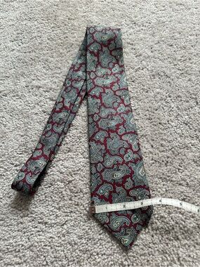 Men's Silk Burgundy Paisley Silk Tie - Classic Formal Accessory